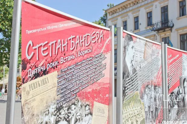 На Вічевому майдані з нагоди  Дня Героїв виставили 9 великих банерів (Фоторепортаж) — фото 2
