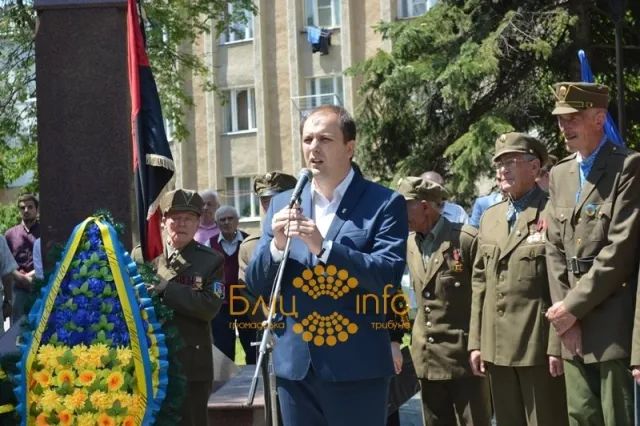 В Івано-Франківську відбулося віче з нагоди відзначення Дня Героїв (Фоторепортаж) — фото 8