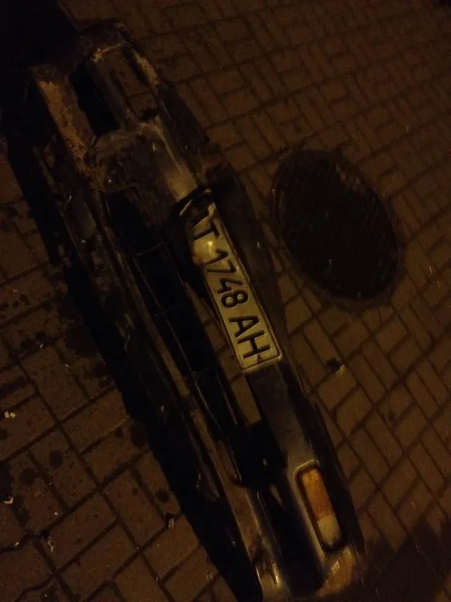 В центрі Івано-Франківська, п’яний водій врізався у житловий будинок (Фото) — фото 1