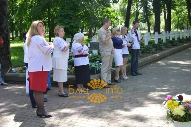 В Івано-Франківську пройшов марш у вишиванках (Фоторепортаж) — фото 9