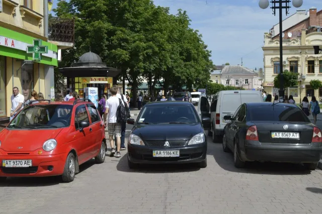 Франківські «авторагулі 99 рівня», які блокують пішохідний перехід з двох сторін (Фото) — фото 4