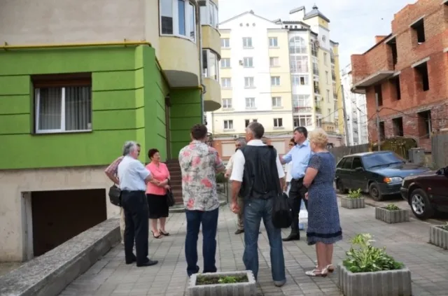 В Івано-Франківську вимагають зупинити незаконне будівництво на вул. Бельведерській (Фото) — фото 2
