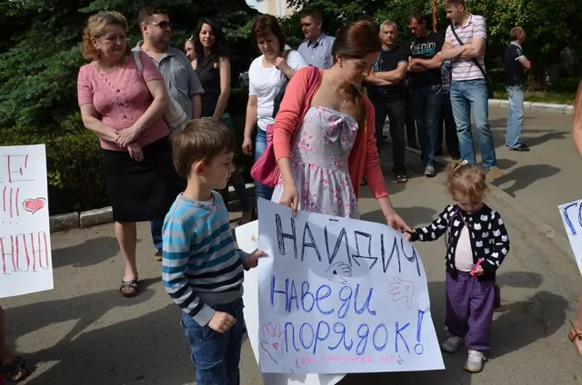 В Івано-Франківську матусі знову пікетували СБУ (Фоторепортаж) — фото 3
