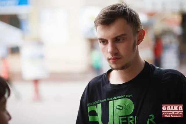 Волонтери допомагають комунальникам очистити місто від передвиборних афіш (Фоторепортаж) — фото 2