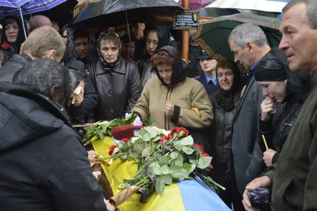 Івано-Франківськ прощався із загиблими в Слов'янську військовими (Фоторепортаж) + (Відео) — фото 8