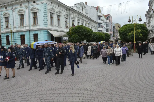 В Івано-Франківську поховали трьох з шести бійців, які загинули під Слов`янськом в ході АТО (Фоторепортаж) + (Відео) — фото 4