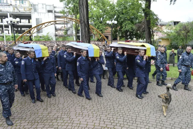 В Івано-Франківську поховали трьох з шести бійців, які загинули під Слов`янськом в ході АТО (Фоторепортаж) + (Відео) — фото 5