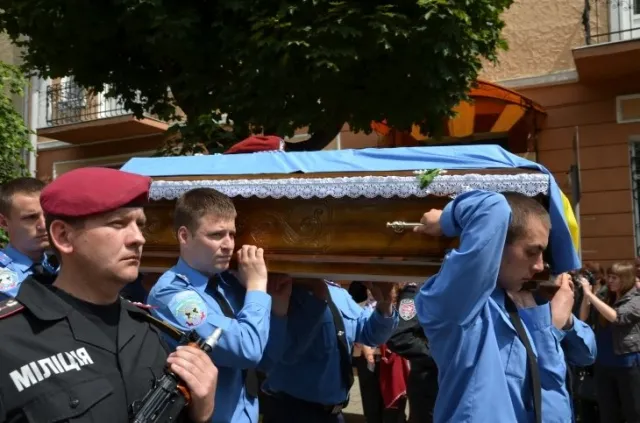 Сьогодні прощалися із загиблим під Слов'янськом бійцем «Беркуту» Петром Остап'юком (Фоторепортаж) + (Відео) — фото 7