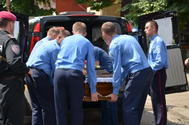 Сьогодні прощалися із загиблим під Слов'янськом бійцем «Беркуту» Петром Остап'юком (Фоторепортаж) + (Відео) — фото 8