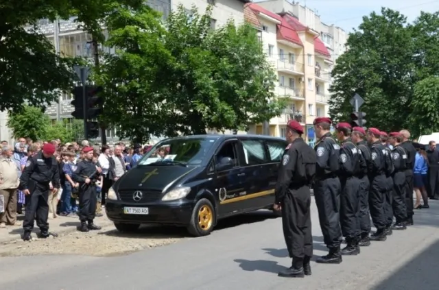 Сьогодні прощалися із загиблим під Слов'янськом бійцем «Беркуту» Петром Остап'юком (Фоторепортаж) + (Відео) — фото 9