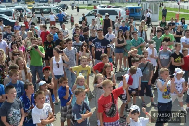 На вихідних в Івано-Франківську відбувся щорічний чемпіонат з поїдання бургерів (Фоторепортаж) — фото 5