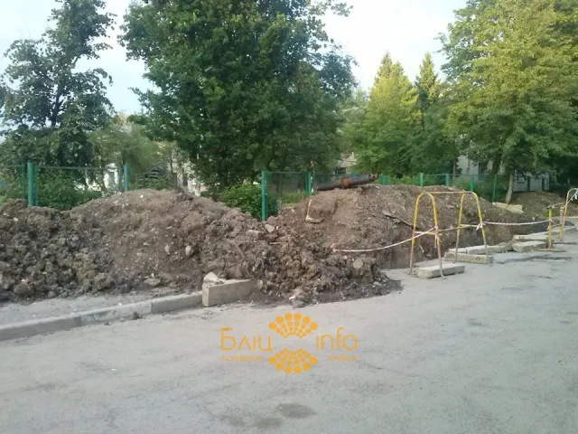 Комунальники обіцяють вже за тиждень засипати котлован на Вовчинецькій (Фото) — фото 2