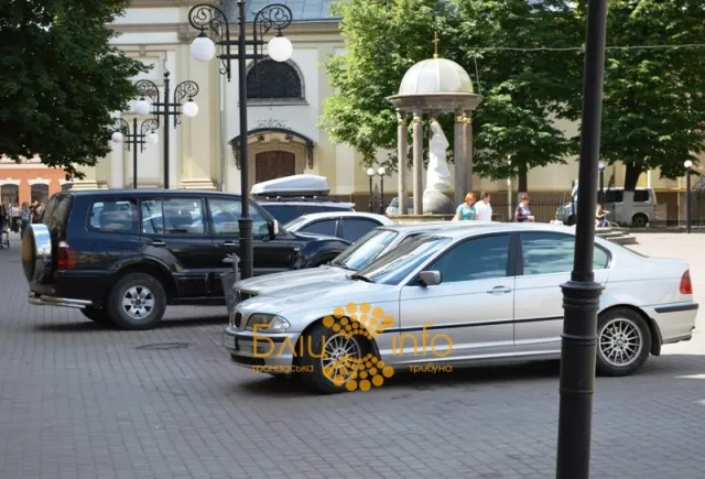 Як чиновники планують боротися із стихійним паркуванням на площі Шептицького? (Фото) — фото 7