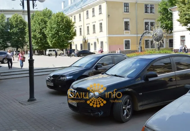 Як чиновники планують боротися із стихійним паркуванням на площі Шептицького? (Фото) — фото 8