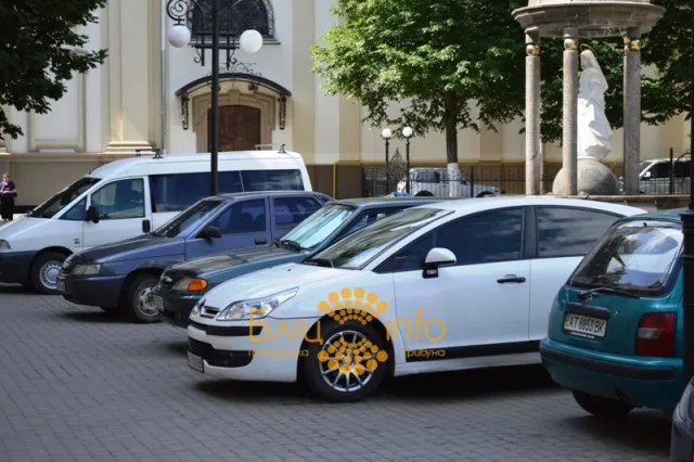 Як чиновники планують боротися із стихійним паркуванням на площі Шептицького? (Фото) — фото 9