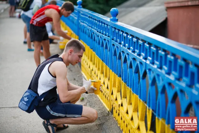 Міст на вулиці Незалежності  набуває барв українського стяга (Фоторепортаж) — фото 2