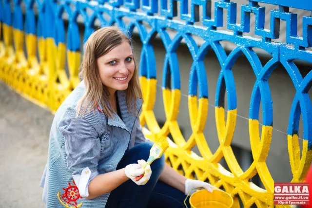 Міст на вулиці Незалежності  набуває барв українського стяга (Фоторепортаж) — фото 3