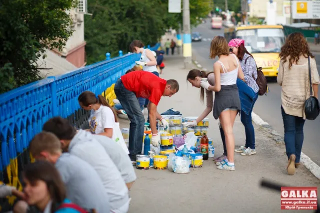 Міст на вулиці Незалежності  набуває барв українського стяга (Фоторепортаж) — фото 8