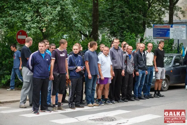 Сьогодні бійці батальйону «Франківськ» вийшли на протест (Фото) — фото 1