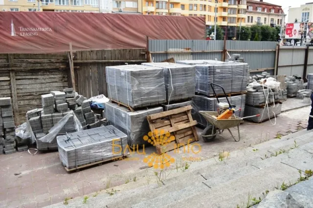 Комунальники попри недостатнє фінансування продовжують ремонт драмтеатру (Фоторепортаж) — фото 2