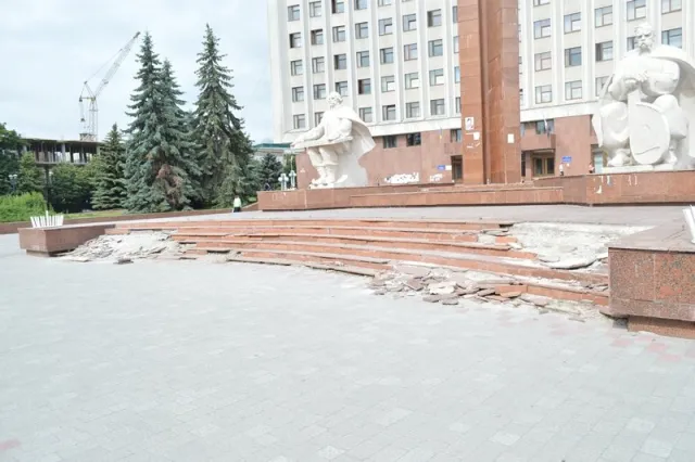Реконструкцію площі перед ОДА завершили, але увагу привертає розгромлений граніт довкола пам’ятника (Фоторепортаж) — фото 1