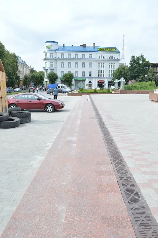 Реконструкцію площі перед ОДА завершили, але увагу привертає розгромлений граніт довкола пам’ятника (Фоторепортаж) — фото 2