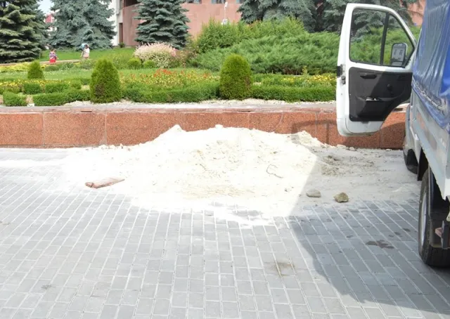 Реконструкцію площі перед ОДА завершили, але увагу привертає розгромлений граніт довкола пам’ятника (Фоторепортаж) — фото 4