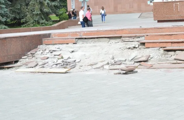 Реконструкцію площі перед ОДА завершили, але увагу привертає розгромлений граніт довкола пам’ятника (Фоторепортаж) — фото 5