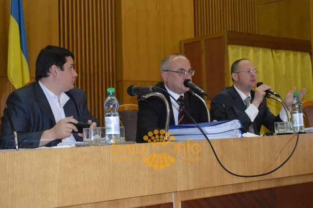 Депутат облради Юрій Романюк  прийшов на засідання сесії у футболці з славнозвісним написом «ПТН–ПНХ» (Фото) — фото 2