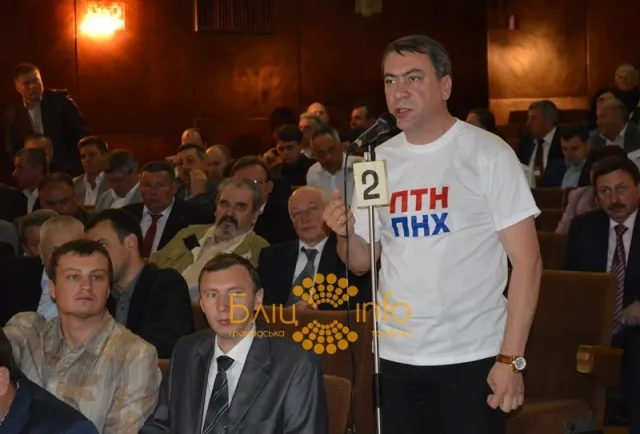 Депутат облради Юрій Романюк  прийшов на засідання сесії у футболці з славнозвісним написом «ПТН–ПНХ» (Фото) — фото 3