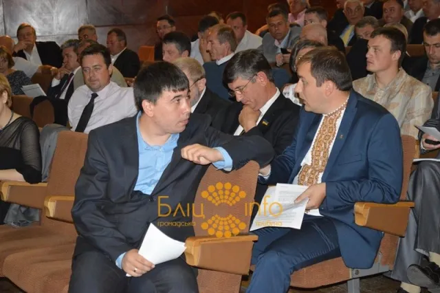 Депутат облради Юрій Романюк  прийшов на засідання сесії у футболці з славнозвісним написом «ПТН–ПНХ» (Фото) — фото 5