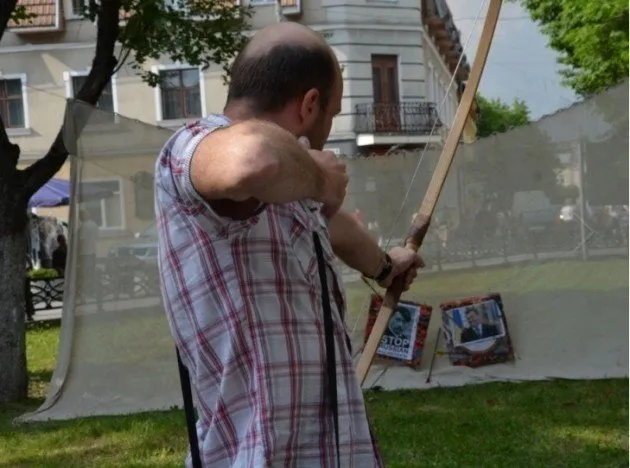 В Івано-Франківську стріляли з лука у Путіна та Януковича (Фото) — фото 4