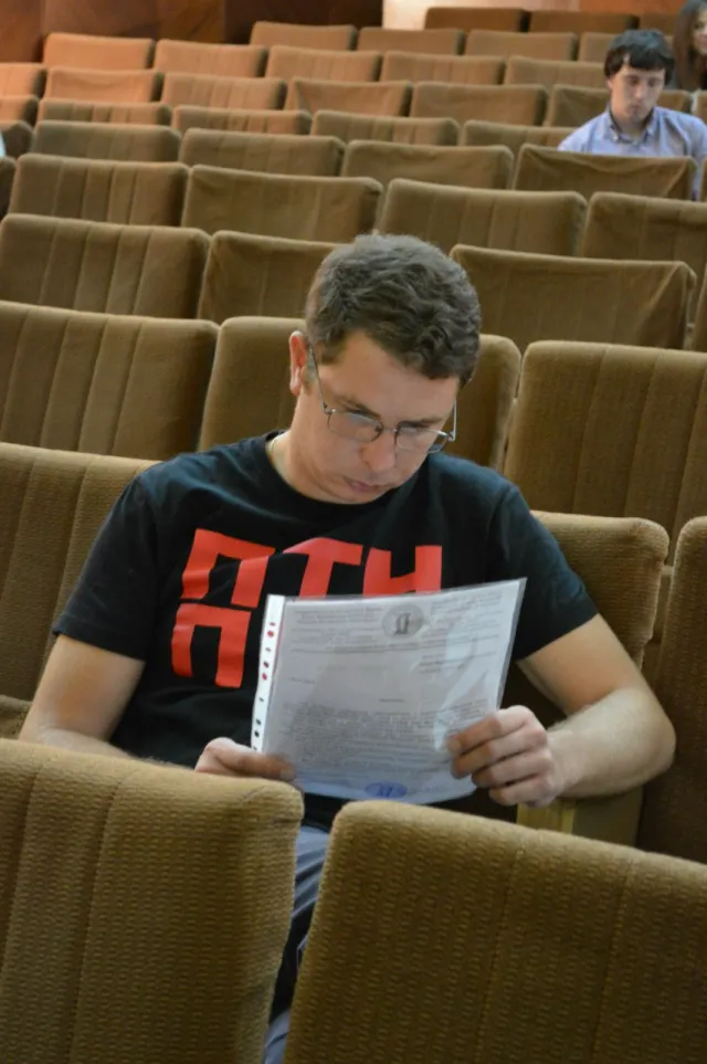 Один із депутатів прийшов на засідання в футболці з написом «ПТН ПНХ» — фото 1