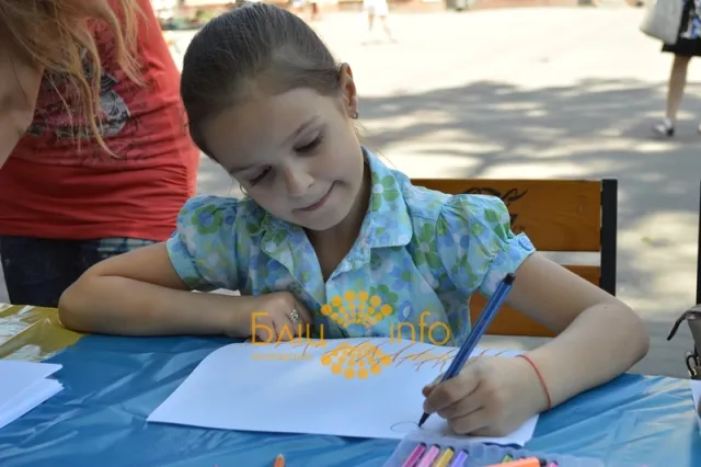 На Вічевому майдані відбулась виставка-конкурс дитячих малюнків «Намалюй солдату мир» (Фоторепортаж) — фото 2