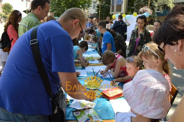На Вічевому майдані відбулась виставка-конкурс дитячих малюнків «Намалюй солдату мир» (Фоторепортаж) — фото 3