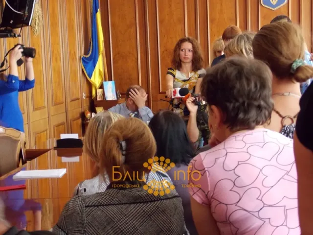 Розгнівані матері та дружини вимагали повернути їхніх чоловіків додому (Фото) + (Відео) — фото 1