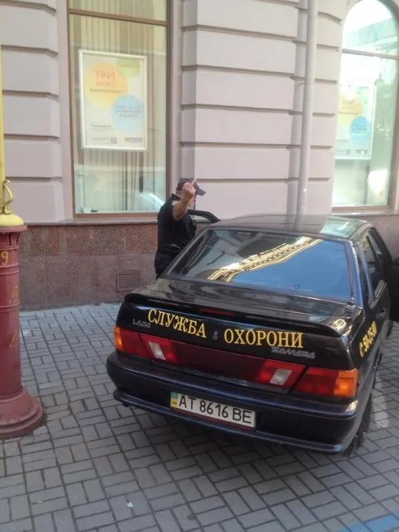 Працівник охоронної фірми ледь не збив перехожих, а у відповідь на зауваження показав середній палець, та порадив «не п#здіти» — фото 1