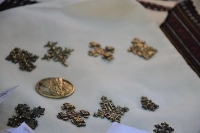 На Стометрівці кожен охочий міг придбати собі гуцульський оберіг і в такий спосіб допомогти військовим на Сході (Фото) — фото 3