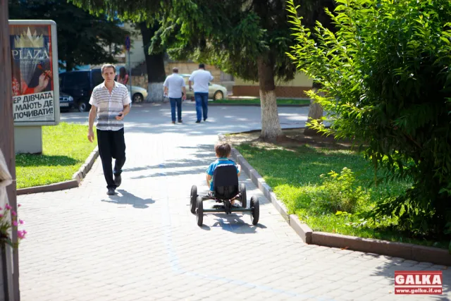 На площі Адама Міцкевича позначили маршрут для поїздок дітей на веломобілях (Фоторепортаж) — фото 4