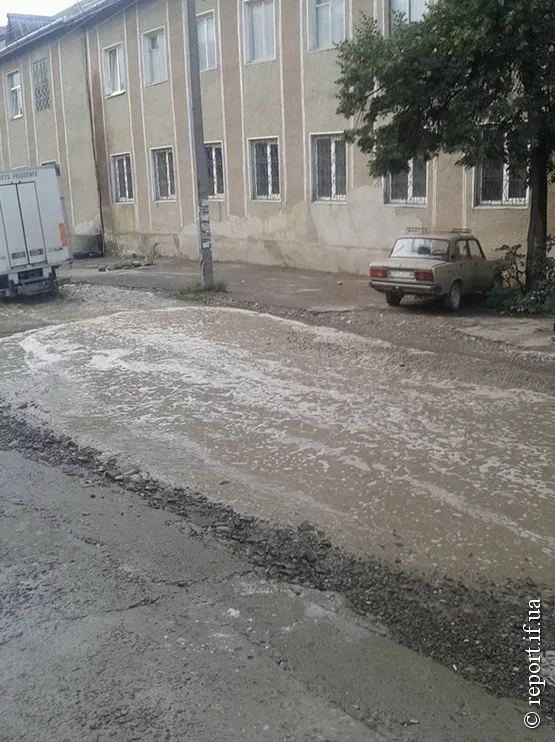 В Івано-Франківську регулярно затоплює вулицю Промислову (Фото) — фото 2