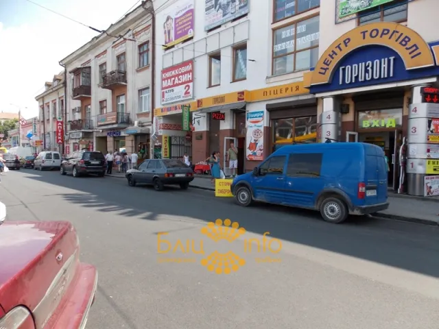 Водії вперто ігнорують розміщений на вулиці Дністровській дорожній знак «Зупинку заборонено» (Фоторепортаж) — фото 4
