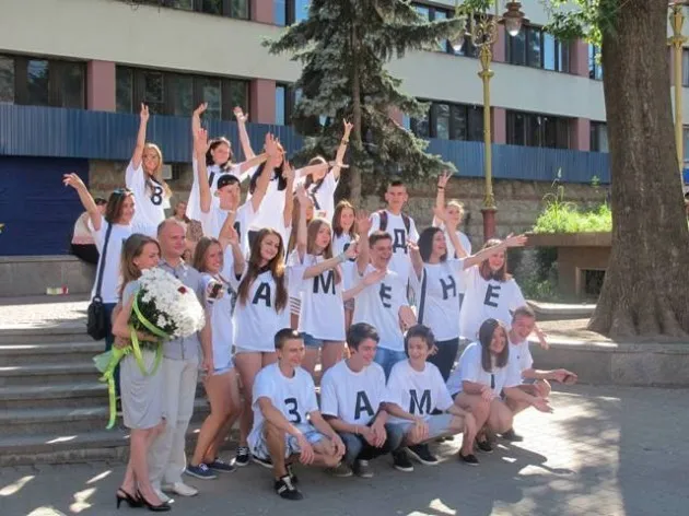 На Вічевому майдані, люди у білих футболках із зображенням букв, складали фрази «виходьте заміж» (Фото) — фото 4