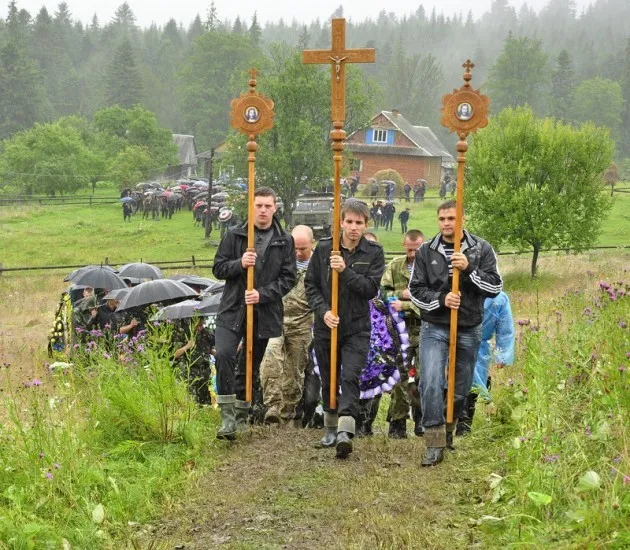 У селі Вороненко поховали бійця АТО 23-річного Павла Ільчука (Фоторепортаж) — фото 5