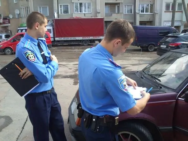 Вже другий день активісти Правого сектору блокують заправні станції «Лукойл» в Івано-Франківську та області (Фото) — фото 2
