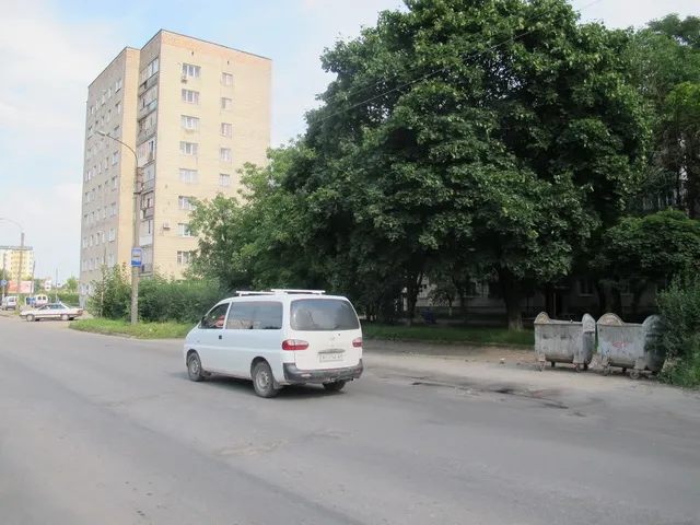 Хто переніс  сміттєві баки на зупинку? (Фото) — фото 4