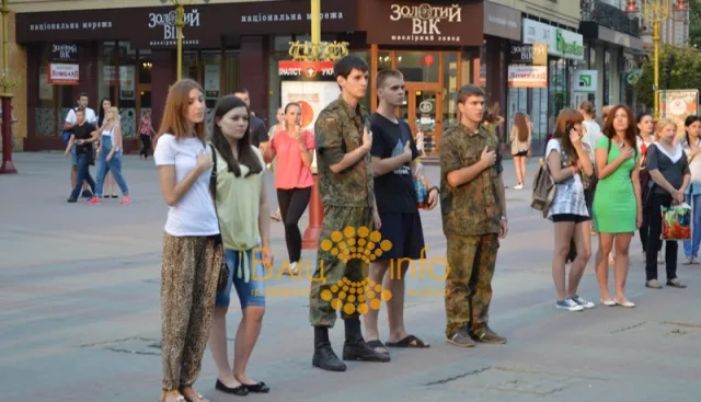 На Вічевому майдані пройшов благодійний концерт «Допоможи армії - врятуй Україну!» (Фоторепортаж) — фото 2