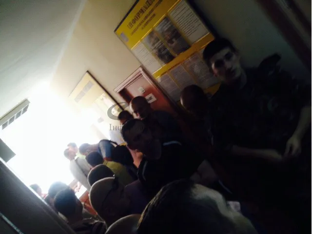 Чоловіки Івано-Франківська, отримавши повістку, йдуть у військомат (Фото) — фото 3