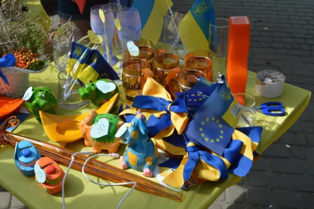 В Івано-Франківську влаштували «патріотичний розпродаж» (Фоторепортаж) — фото 3