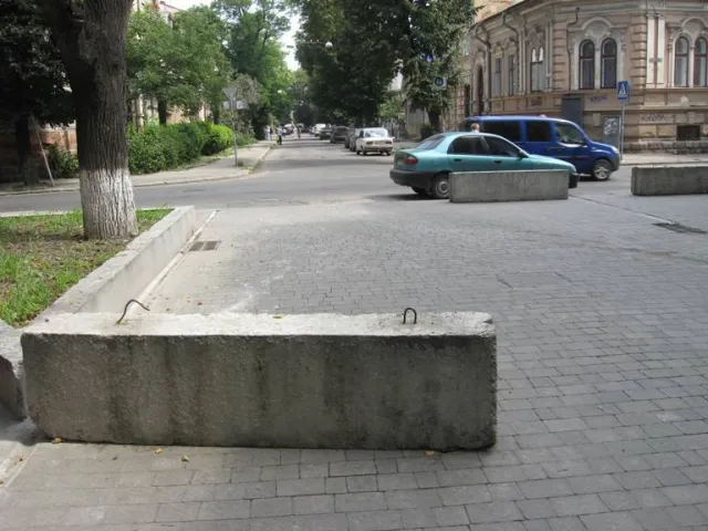 Сьогодні на вулиці Шевченка почали розбирати не так давно встановлену бруківку (Фоторепортаж) — фото 7