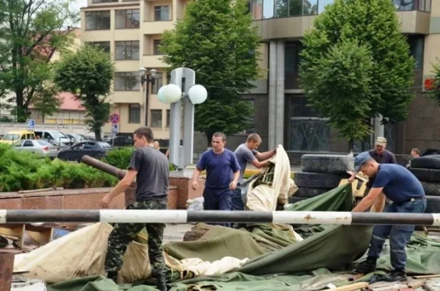 Активісти місцевої «Самооборони» демонтували намет перед Івано-Франківською ОДА (Фото) — фото 1